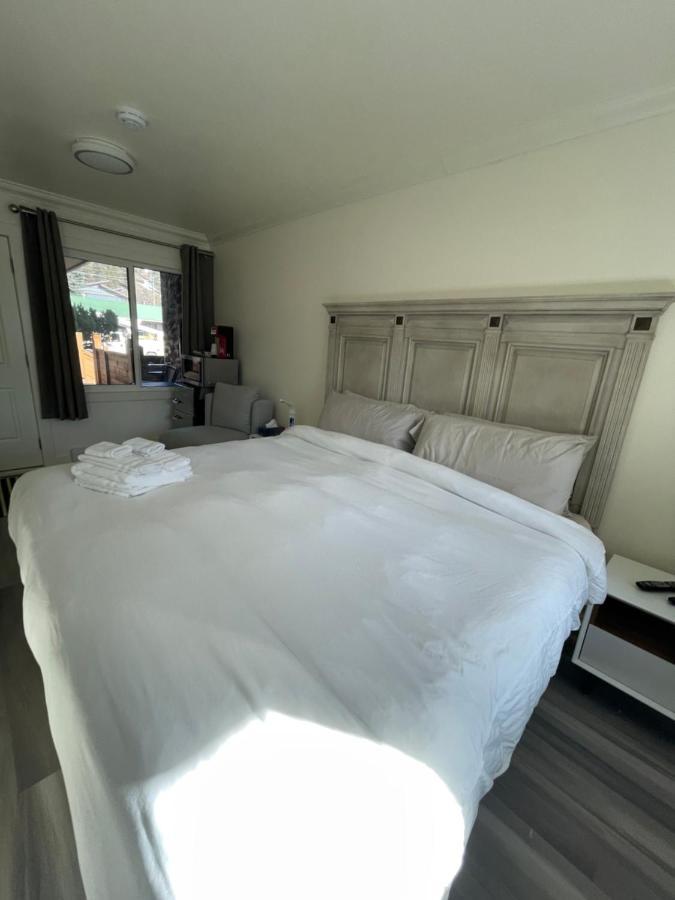 Destination Inn Radium Hot Springs Esterno foto