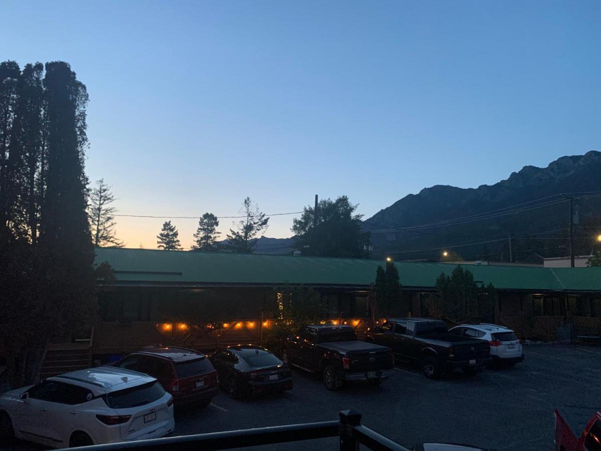 Destination Inn Radium Hot Springs Esterno foto